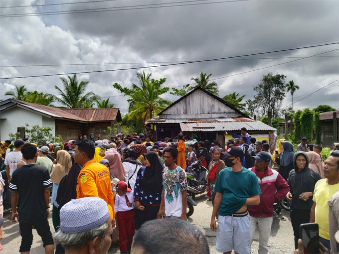 Warga memadati jalan di depan rumah duka di Jalan Pelabuhan Baru, Bagansiapiapi. Senin (9/1/2022). Zulfadhli.