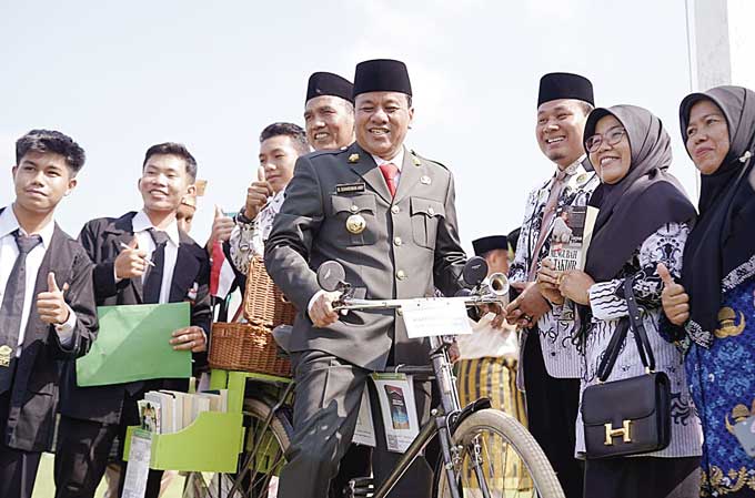Plt Bupati Kuansing Drs H Suhardiman Amby Ak MM saat mencoba sepeda usai upacara peringatan Hari Pendidikan Nasional di Telukkuantan, Selasa (2/5/2023).