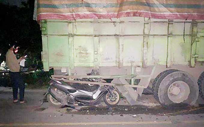 Personel Satlantas Polres Pelalawan melakukan olah TKP kecelakaan yang dialami pengendara sepeda motor  yang meregang nyawa setelah menabrak bagian belakang truk tronton dengan Nopol BM 8268 RO yang parkir di pinggir Jalan Lintas Timur (Jalintim) Kilomete