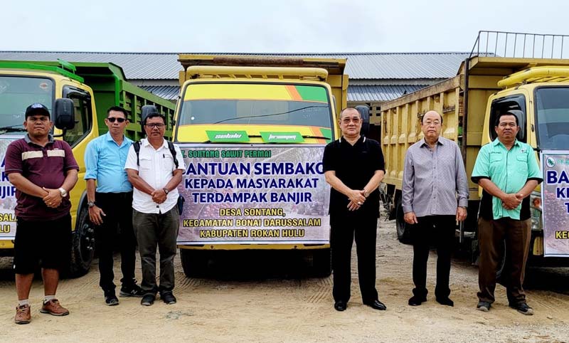 Komisaris PT Graha Permata Hijau Deddy Handoko Alimin (tiga kanan) saat mengantarkan bantuan 1.000 paket sembako ke warga Desa Sontang, Bonai Darussalam, Sabtu (16/12/2023).