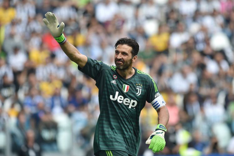 Gianluigi Buffon dinobatkan sebagai kiper terbaik sepanjang masa versi La Gazetta Dello Sport. (AFP/DAILY MAIL)