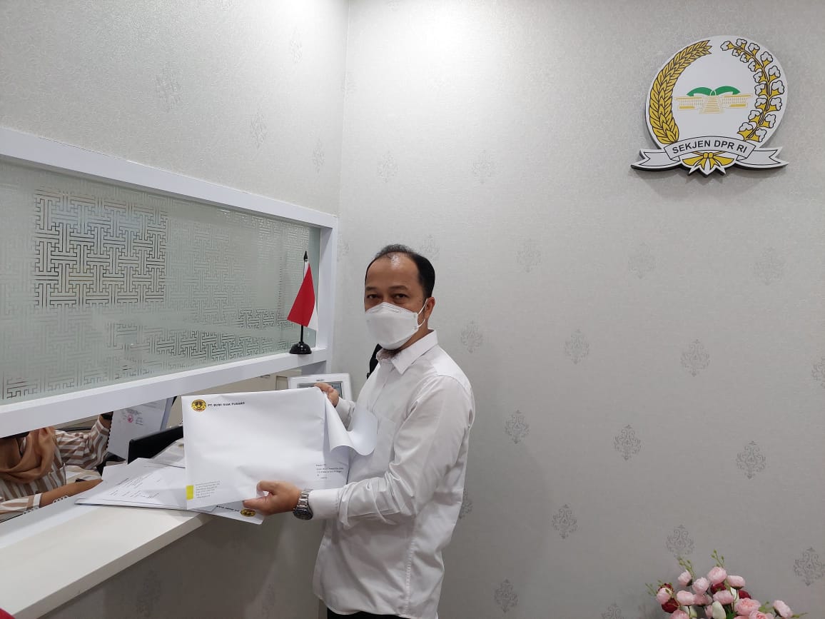 Direktur PT Bumi Siak Pusako, Iskandar mengantarkan jawaban tertulis PT BSP untuk Komisi VII DPR RI.