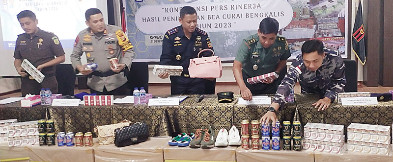 Kantor Bea dan Cukai Bengkalis bersama pihak keamanan lain  mengamankan jutaan batang rokok ilegal dan barang bukti lainnya yang disampaikan dalam ekspose di Kantor Bea dan Cukai Bengkalis, Kamis (21/12/2023).