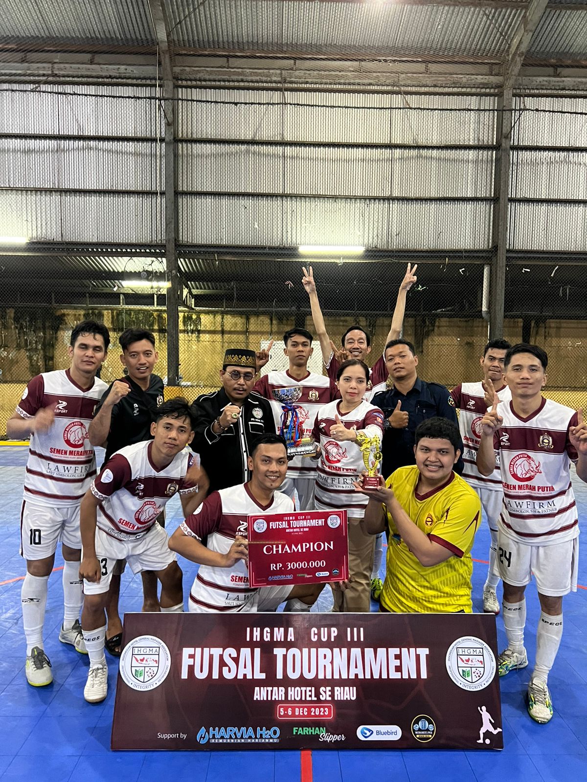 Tim futsal Ameera Hotel foto bersama usai menerima trophy, Rabu (6/12/2023).