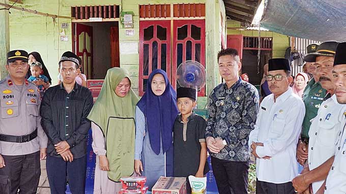 Bupati Rohil Afrizal Sintong bersama Upika Batu Hampar berkunjung ke rumah keluarga almarhum Warno di Bantaian Baru, Batu Hampar, Rabu (22/2/2023). Almarhum Warno menjadi korban sambaran buaya.