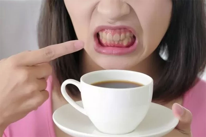 Ilustrasi gigi menguning karena sering minum kopi