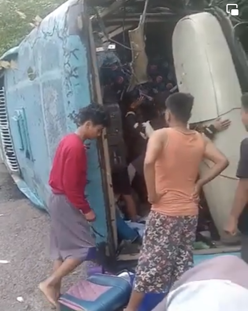 Warga melakukan evakuasi korban kecelakaan bus mahasiswa Unri di Padang panjang, Senin (19/12/2022).