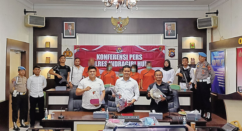 Tersangka DD (paling kiri baju orange) bersama tersangka lainnya dengan kasus berbeda, saat konferensi pers di Mapolres Inhu, Senin (4/9/2023).