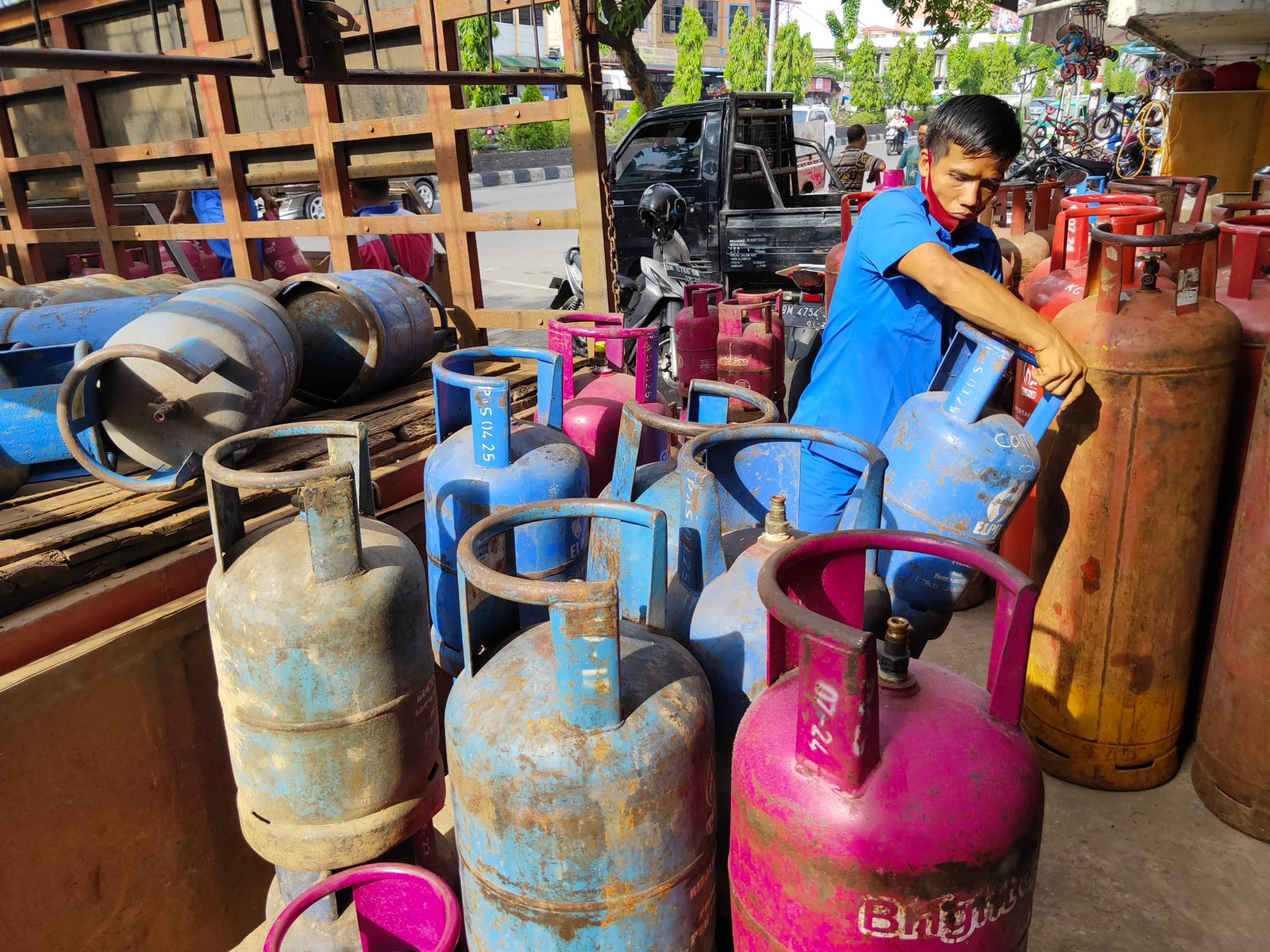 Petugas tengah bongkar muat tabung gas elpiji nonsubsidi di salah satu agen elpiji di Pekanbaru, Riau, Agustus 2022.