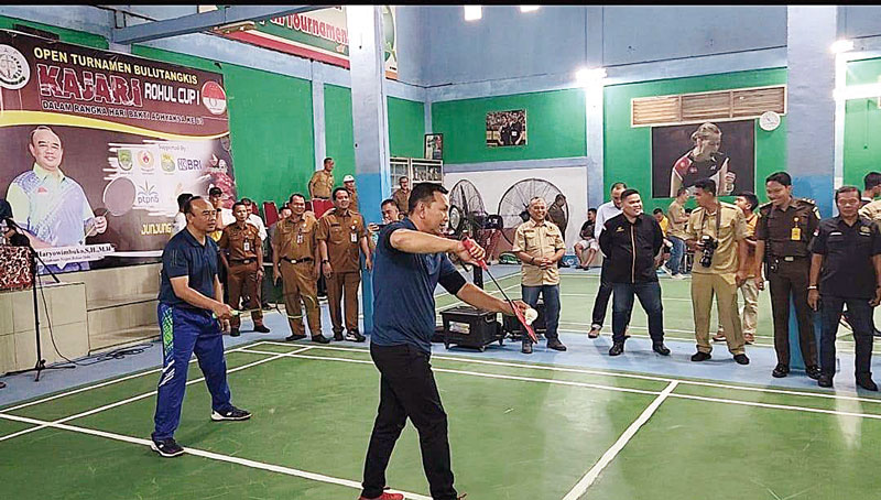 Pasangan ganda Wabup Rohul H Indra Gunawan dan Kajari Rohul Fajar Haryowimbuko SH MH berlaga dalam pertandingan eksibisi pada pembukaan turnamen badminton Kajari Rohul Cup tahun 2023 di GOR Fortuna Pasirpengaraian, Selasa (11/7/2023).