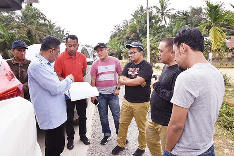 BERI PENJELASAN: Ketua Tim Pendamping dan Audit Internal dari Universitas Islam Riau (UIR) Prof Sugeng Wiyono ketika memberikan penjelasan dan keterangan terkait hasil pendampingan dan auditnya kepada Tim Kejari dan Inspektorat, Kamis (19/12/2019). (Erwan