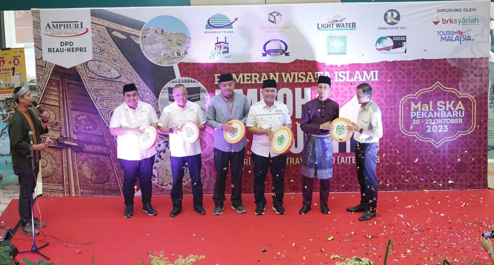 Penabuhan kompang tanda dibukanya Amphuri Islamic Expo 2023 yang merupakan Pameran Wisata Islami Umrah dan Haji, berlangsung hingga 22 Oktober di Atrium Kampar, Mal SKA Pekanbaru, Jumat (20/10).