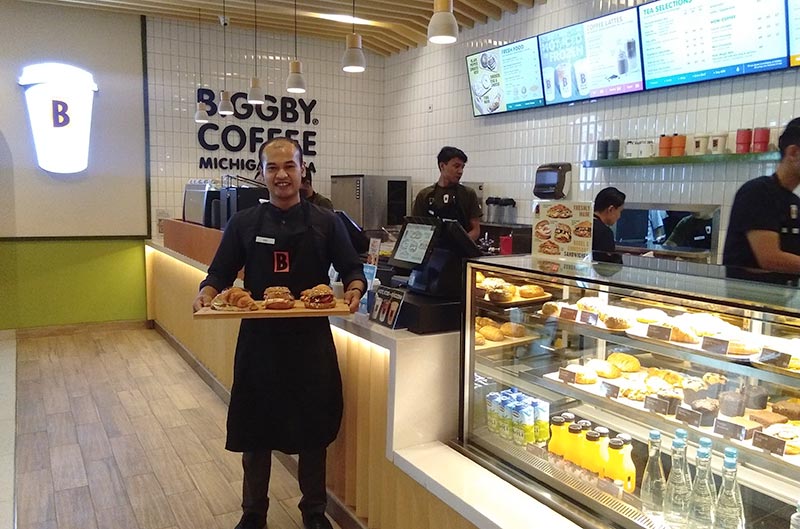 TUNJUKAN MENU:Â SVP BIGGBY Coffee Dede Putra menunjukkan beragam menuÂ fresh food dengan pendamping variasi sandwich, croissant, dan hot toasted bagels yang disajikan dengan berbagai rasa, Sabtu (29/6/2019). (PRAPTI DWI LESTARI/RIAU POS)