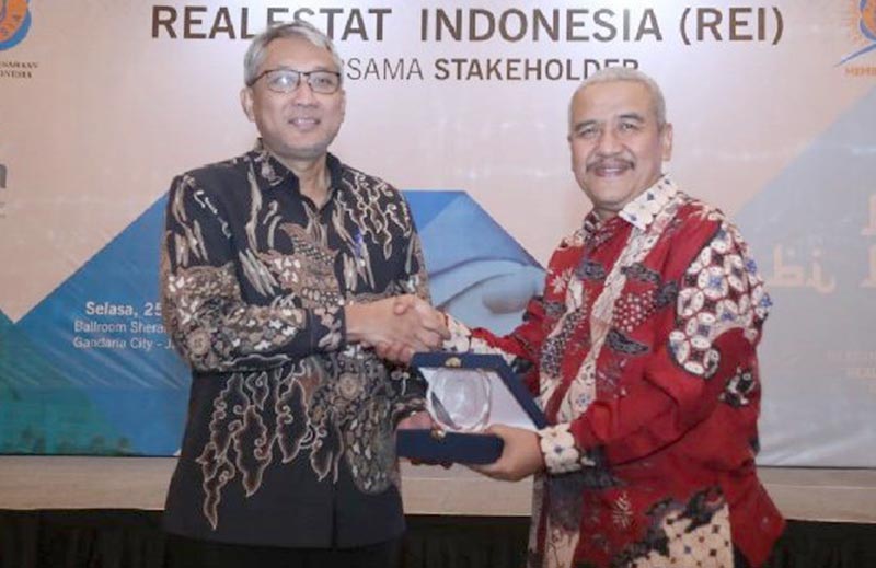 MOU: Dirut PT Perusahaan Gas Negara Tbk Direktur Utama PGN Gigih Prakoso dan Ketua DPP Realestate Indonesia Soelaeman Soemawinata melakukan MoU pemanfaatan gas bumi di perusahaan yang dikembangkan anggota REI, Selasa (25/6/2019). (HUMAS PGN FOR RIAU POS)