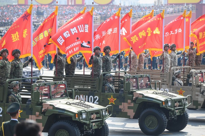 Parade militer Tiongkok dalam HUT ke-70, Selasa (1/10) (GREG BAKER / AFP)