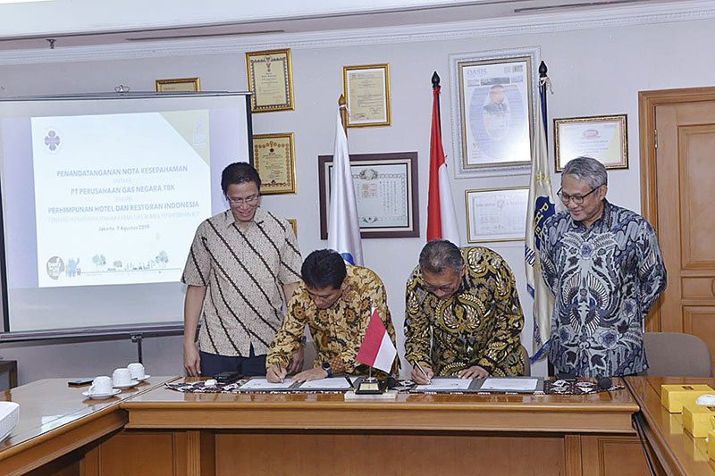 Direktur Strategi Pengembangan Bisnis PGN Syahrial Mukhtar dan Ketua Umum PHRI Hariyadi Budi Santoso Sukamdani menandatangani nota kesepahaman tentang kerja sama pemanfaatan gas bumi dan penyediaan information and communication technology, yang saksikan D