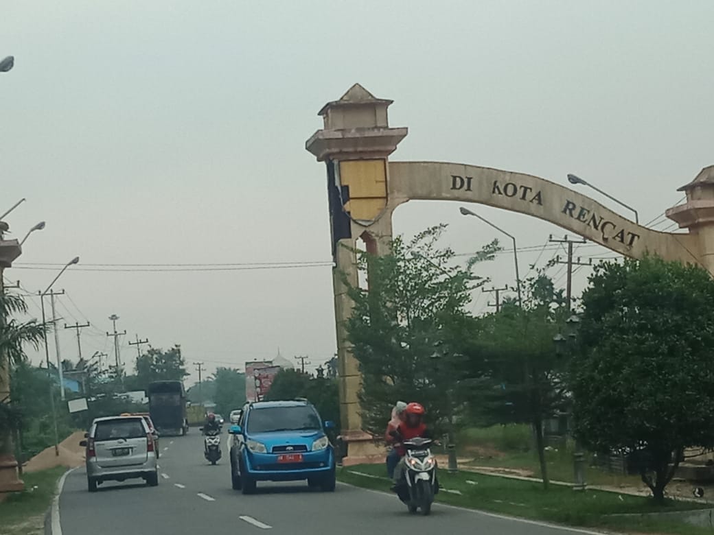 GERBANG KOTA RENGAT - Jalan Raya Rengat - Pematang Reba yakni jalan menuju dan keluar Kota Rengat saat ini mengalami rusak dengan kondisi berlubang dan bergelombang, Rabu (2/10/2019.(foto:kasmedi/riaupos)