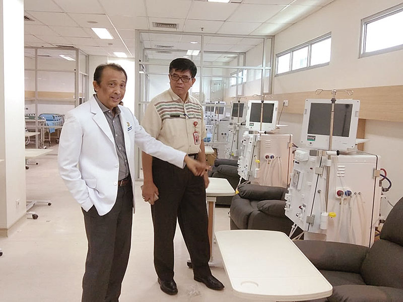 Meninjau Ruangan: Kepala Unit Hemodialisa yang juga Ketua Tim Ginjal Terpadu RSUD Arifin Achmad dr Rayendra SpPD KGH (kiri) dan Direktur RSUD Arifin Achmad dr Nuzelly Husnedi MARS meninjau rungan pusat cuci darahÂ yang akan difungsikan dalam waktu dekat