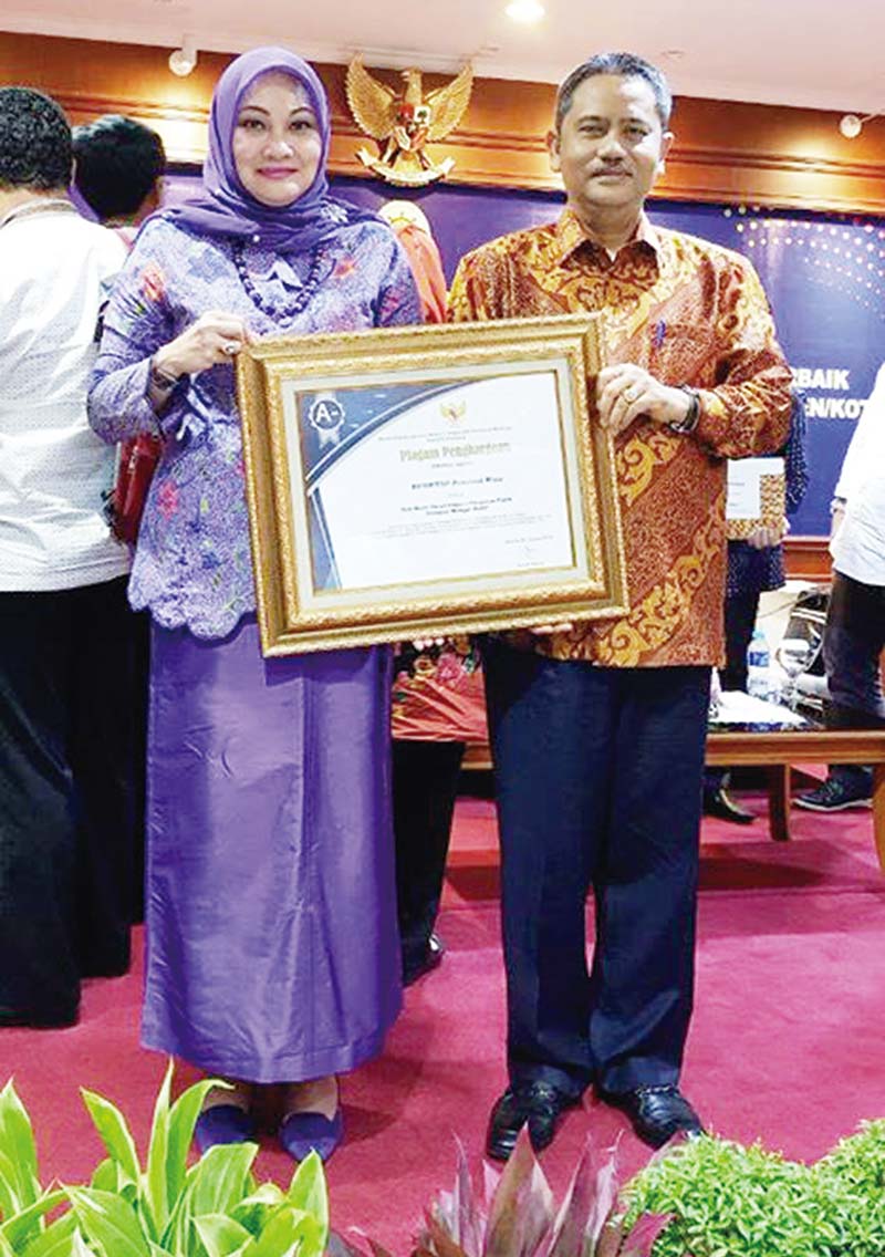 Wakil Ketua DPRD Riau Asri Auzar (kemeja biru) saat melihat peta untuk membandingkan luasan lahan HGU salah satu perusahaan pada saat sidak baru-baru ini.