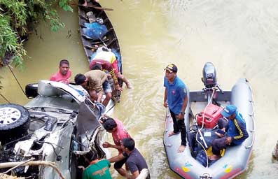EVAKUASI: Tim SAR melakukan evakuasi terhadap Kijang Innova yang terjun ke Sungai Kampar di Desa Merangin, Kuok, Ahad (2/12/2018). Dua penumpang dilaporkan tewas. ( Humas Polres Kampar).