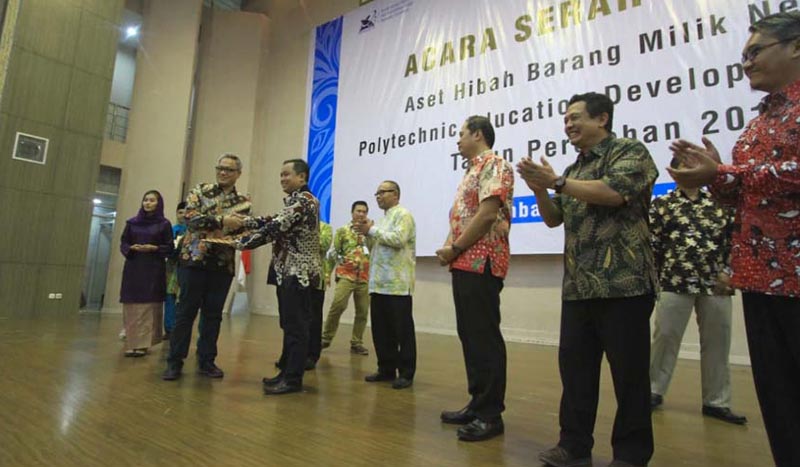 terima hibah: Direktur Politeknik Caltex Riau Dr Dadang Syarif Sihabudin Sahid SSi MSc (kanan) menerima hibah aset dari Direktur Jenderal Belmawa Kementerian Riset, Teknologi dan Pendidikan Tinggi (Kemenristekdikti) Prof Ismunandar PhD, Jumat (5/7/2019).(