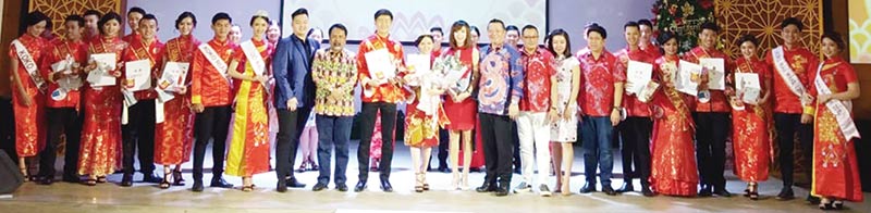 FOTO BERSAMA:  Wakil Ketua PSMTI Pusat Wilayah Sumatera Peng Suyoto (batik biru kanan) didmpingi Ketua PSMTI Provinsi Riau Stephen Sanjaya (sembilan kanan) foto bersama para finalis Koko dan Cici Pekanbaru 2019, Rabu (4/12/2019). (PRAPTI DWI LESTARI/RIAU