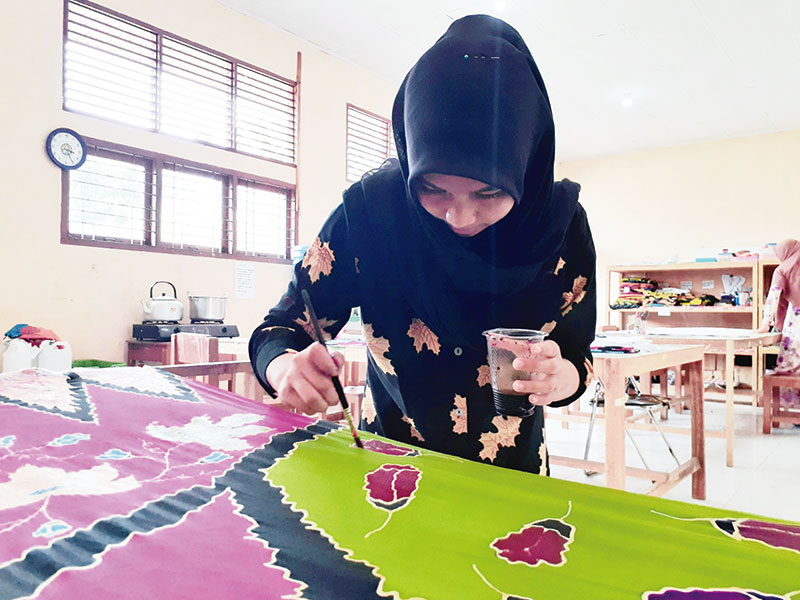 MEMBUAT MOTIF BATIK: Wanita pekerja penyandang disabilitas sedang membuat motif batik, Selasa (3/12/2019). Kegiatan membatik ini menjadikan mereka tidak merasa kurang dalam berkreasi. (*4/MIRSHAL/RIAU POS)