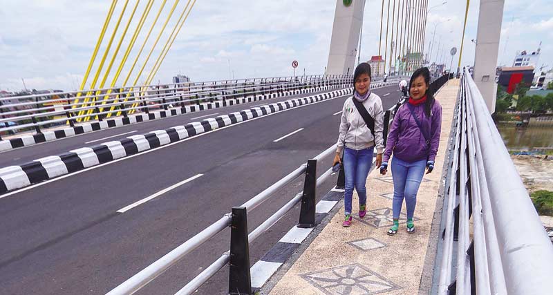 Renggang: Pembatas sambungan trotoar di atas Jembatan Sultan Abdul Jalil Alamuddin Syah renggang dan berjarak, Senin (1/4/2019).