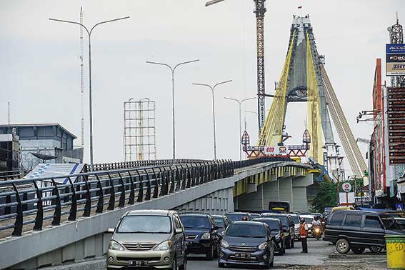 JEMBATAN SIAK IV: Jembatan Siak IV dengan latar pilar utama dan ketinggian 75 meter, memiliki total panjang  800 meter, berdesain Lancang Kuning, menunggu nama apa yang akan disematkan padanya.  Jembatan ini menghubungkan Jalan Jenderal Sudirman dengan Ke