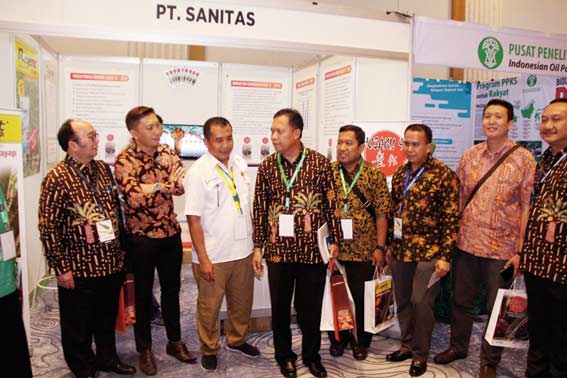 BERBINCANG: Kepala Perwakilan BKKBN Riau Agus P Proklamasi sedang berbincang dengan Wakil Wako Dumai Eko Suharjo saat meninjau pelayanan, Selasa (27/11/2018). (Elvy chandra/riau pos ).