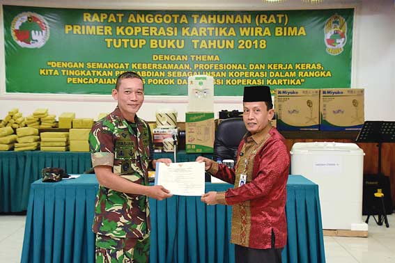 TERIMA PENGHARGAAN: Danrem 031/Wira Bima Brigjen TNI Mohammad Fadjar MPICT menerima penghargaan yang ditujukan ke Primkop Kartika Wira Bima sebagai koperasi terbaik dari Plt Kepala Dinas Koperasi dan UMKM Kota Pekanbaru H Idrus MAg, Kamis (21/2/2019).(AFI