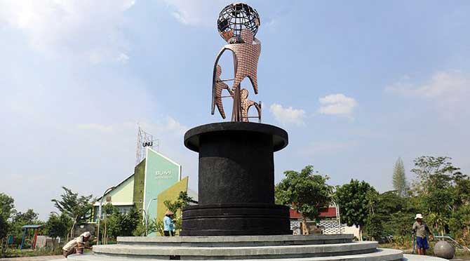 Monumen Konvensi Anak Dunia yang didirikan di Solo (DAMIANUS BRAM/RADAR SOLO/jawapos.com)