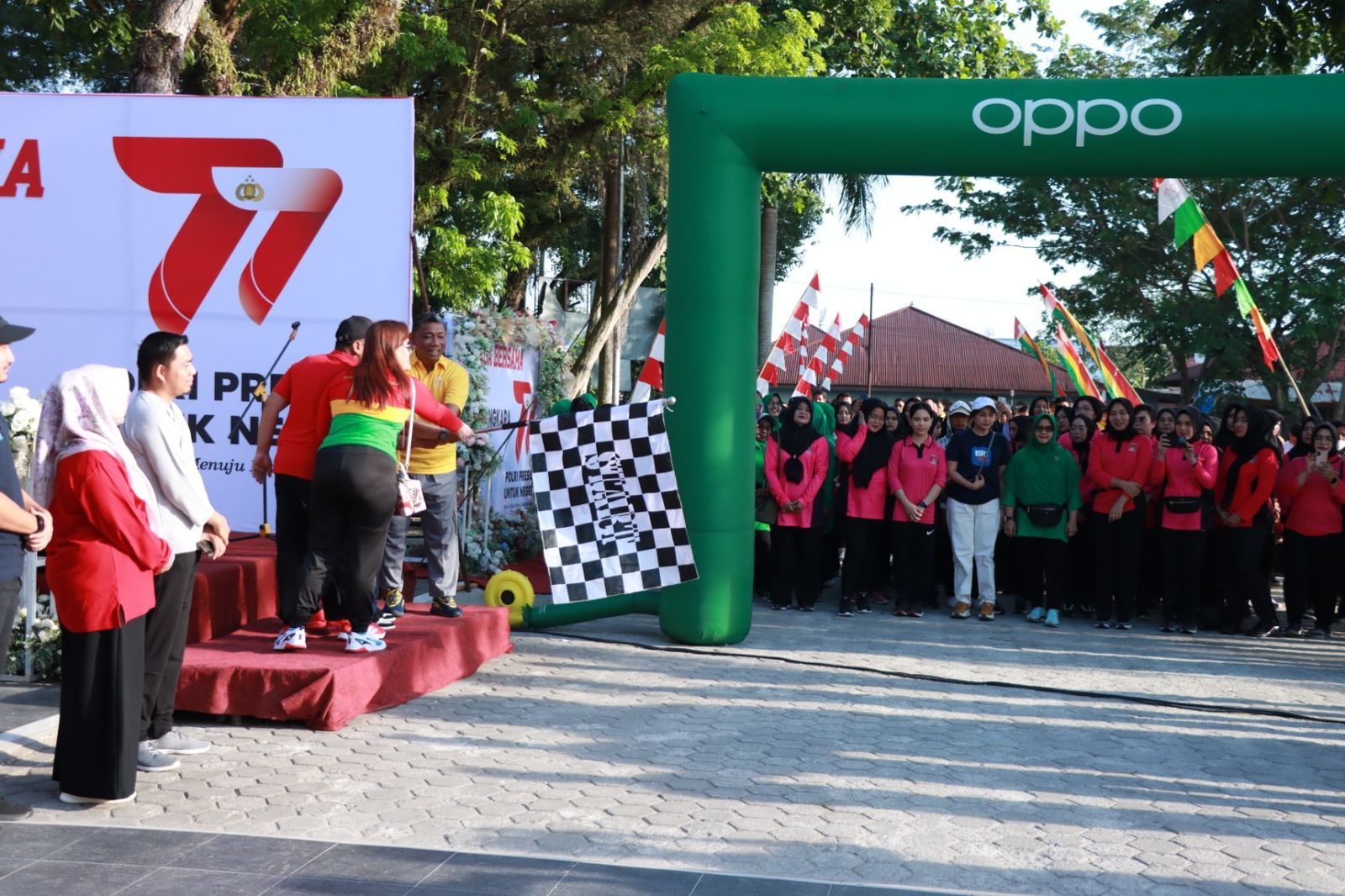 Kapolres Kampar AKBP Didik Priyo Sambodo bersama Pj Bupati Kampar Muhmmad Firdaus saat membuka kegiatan jalan santai menuju HUT ke-77 Bhayangkara, Sabtu (17/6/2023).