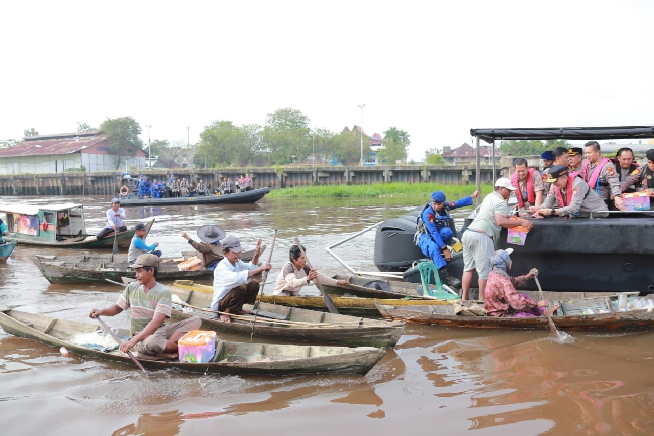 Kapolda Riau Irjen Pol Mohammad Iqbal membagikan sembako kepada nelayan yang berada di sepanjang Sungai Siak, Pekanbaru, Jumat (10/3/2023).