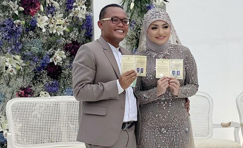 Komedian Entis Sutisna dan Nathalie Holscher kini sudah resmi menjadi suami-istri usai melangsungkan pernikahan di Tsamara Resto Bekasi, Ahad (15/11).