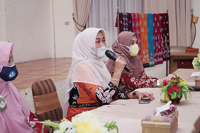 Ketua Forikan Rasidah Alfedri yang juga Ketua Dekranasda, memberikan penjelasan pada suatu kegiatan, belum lama ini.