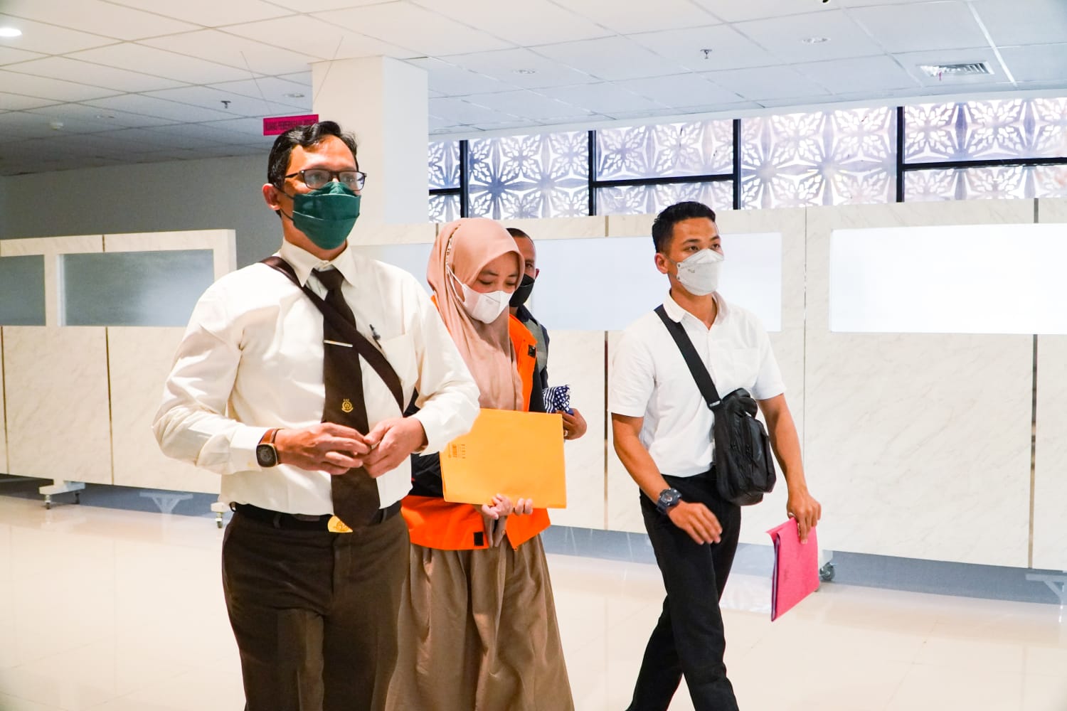 Penyidik Pidsus Kejati Riau melakukan penyerahan tahap II pada Jaksa Penuntut Umum dengan tersangka Donna Fitria dalam perkara dugaan korupsi anggaran rutin di Bappeda Kabupaten Siak tahun 2013-2017, Kamis (22/7/2021).