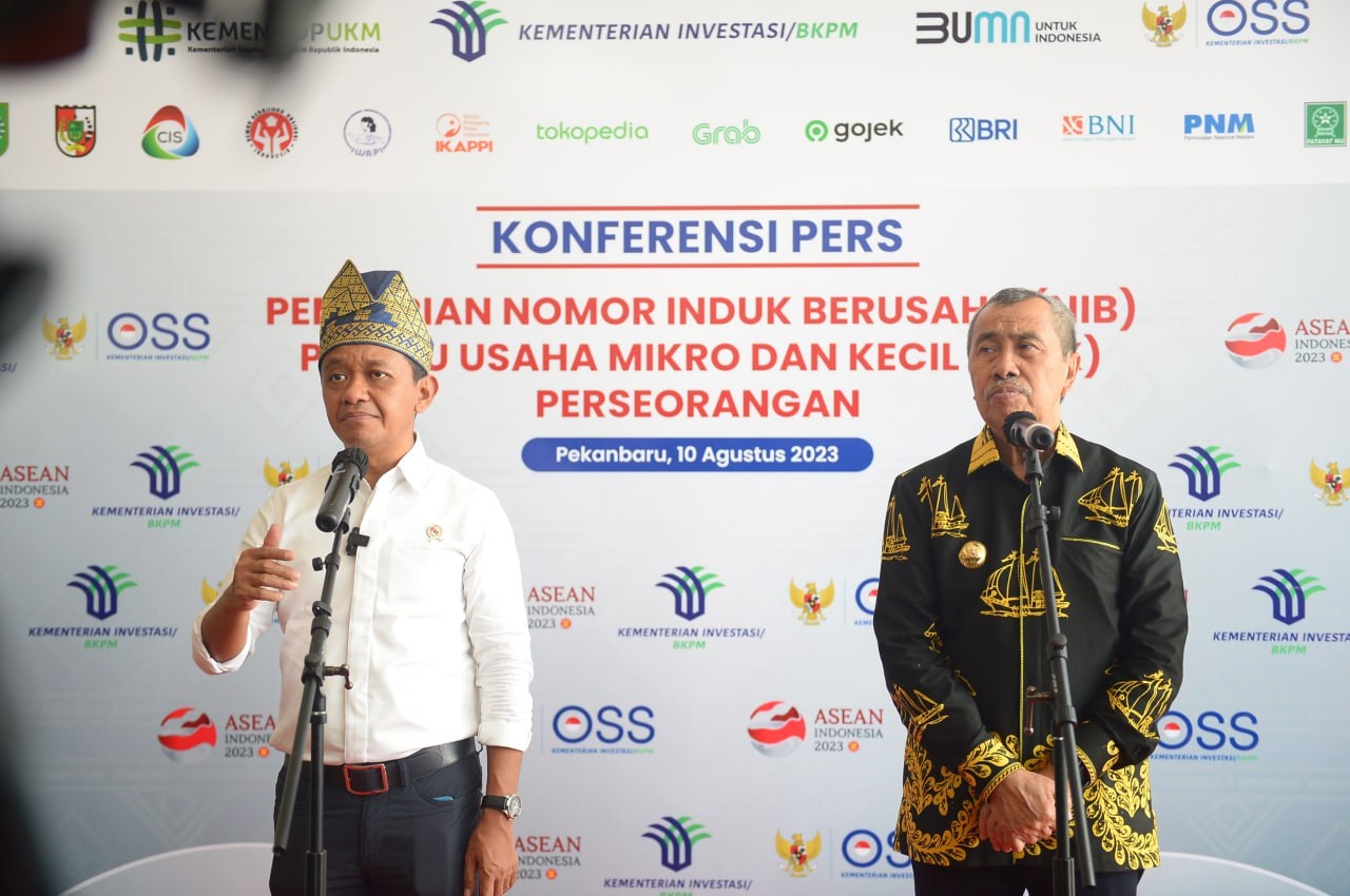 Menteri Investasi/Kepala BKPM, Bahlil Lahadalia dan Gubri Syamsuar saat konferensi pers penyerahan NIB pelaku UKM di Riau, Kamis (10/8).