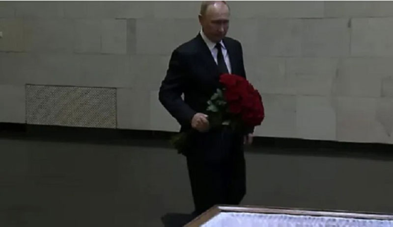 Vladimir Putin membawa bunga di samping peti jenazah Mikhail Gorbachev.