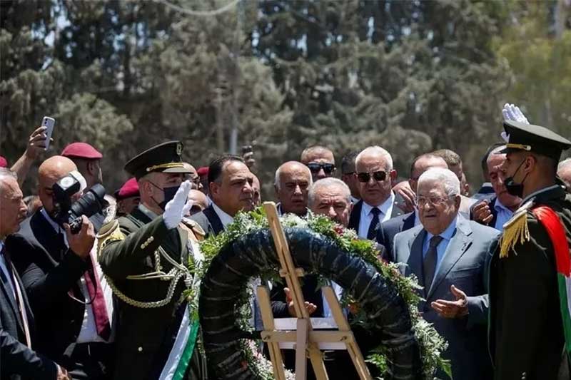Presiden Mahmoud Abbas mengunjungi pemakaman warga Palestina yang tewas akibat agresi Israel, setelah sebelumnya tiga stafnya mengalami pengusiran.Â  (Reuters)