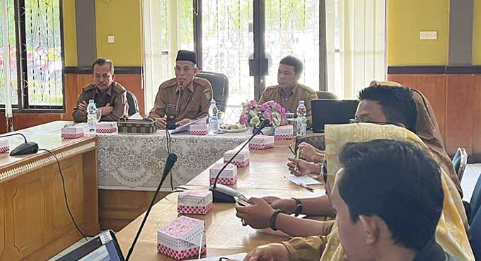 Wali Kota Dumai H Paisal memimpin rapat penempatan pedagang ikan dan pedagang lainnya di Pasar Kelakap Tujuh, Senin (30/1/2023).
