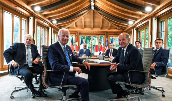 Presiden AS Joe Biden menghadiri makan siang dengan para pemimpin G7 lainnya untuk membahas pembentukan ekonomi global di Yoga Pavilion, Schloss Elmau di Kuren, Jerman, Ahad (26/6/ 2022).