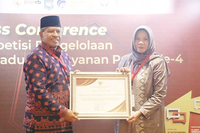 Bupati Siak Alfedri bersama Kepala DPMPTSP Robiati memperlihatkan sertifikat penghargaan P4 terbaik se-Indonesia di Ritz Carlton Hotel, Mega Kuningan Jakarta, Kamis (16/6/2022) lalu.
