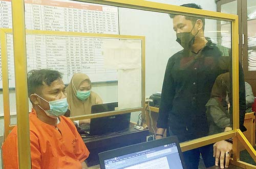 Kasat Narkoba Polres Rohil Iptu Noki Loviko (Kanan) saat meÂ­nginterogasi tersangka Pak Kumis di ruang penyidik Sat Narkoba Polres Rohil, Selasa (12/10/2021).