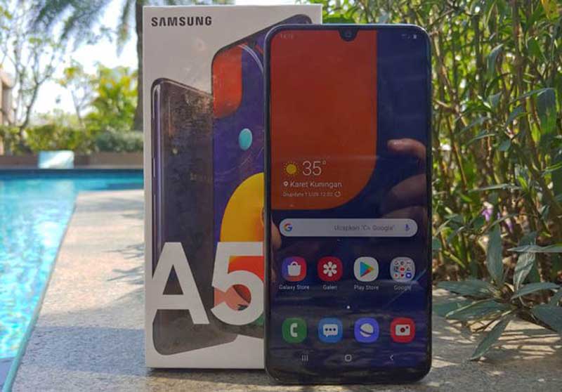 Smartphone Samsung Galaxy A50s. (Rian Alfianto/JawaPos.com)