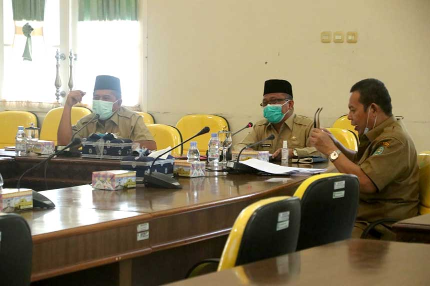 Bupati Alfedri didampingi Sekda Arfan Usman melakukan ekspos rehabilitasi Makam Koto Tinggi dan Makam Raja Kecik di Zamrud Room Kompleks Abdi Praja Siak, Senin (24/5/2021).