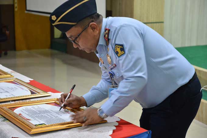 Kepala Kantor Imigrasi Pekanbaru Syahrioma Delavino.