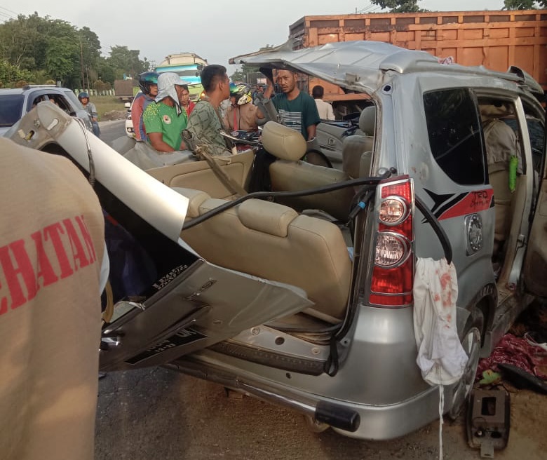 Kondisi kendaraan minibus yang mengalami kecelakaan maut di Jalan Kubang Raya, Km 4 Desa Kubang Jaya, Kecamatan Siak Hulu, Kabupaten Kampar, Kamis (27/4/2023) sekitar pukul 06.00 WIB.