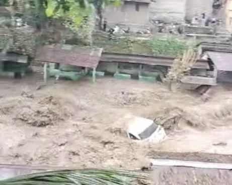 Banjir bandang melanda kawasan pemandian Desa Sembahe, Kecamatan Sibolangit, Kabupaten Deliserdang, Sumatera Utara, Ahad (30/4/2023) sore