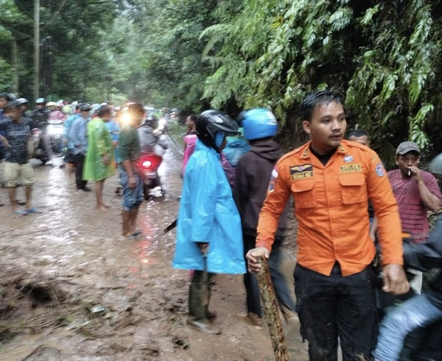 Longsor di Jorong Air Putih, Nagari Sari Lamak, Kabupaten Lima Puluh Kota, Ahad (30/4/2023).